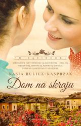 Rodziny się nie wybiera. Czasem się lubimy, czasem nie, ale gdy dzieje się coś złego, staramy się wspierać naszych bliskich.Ulica Różana to spokojny zakątek ze starymi domami i wspaniałymi ogrodami. Tutejsi mieszkańcy są jak rodzina - lubią się i nienawidzą, intrygują i plotkują, kłócą się i godzą, poszukują miłości i szczęścia. Ciche wille na przedmieściu niewielkiego miasteczka pulsują emocjami mieszkających w nich kobiet.Maria, żyjąca wspomnieniami młodzieńczego uczucia, w tajemnicy przed matką pisze płomienne poezje. Leokadia, która wiele lat temu straciła ukochanego męża, teraz usiłuje ratować małżeństwo wnuka.