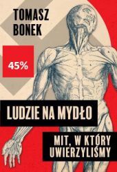 Czy naziści przerabiali ludzi na mydło?

10 maja 1945 roku. Zofia Nałkowska jedzie przez zniszczoną Warszawę. Trzyma w dłoniach depeszę agencji prasowej, w której korespondent donosi o odkryciu w Gdańsku fabryki mydła z ludzkiego tłuszczu. Wraz z innymi członkami komisji, która ma zbadać niemieckie zbrodnie, zmierza na lotnisko i wsiada do samolotu. Leci na Pomorze, by wyjaśnić, co tak naprawdę się wydarzyło.

Pisarka jest wstrząśnięta tym, co zastaje w instytucie anatomicznym profesora Rudolfa Spannera. Po powrocie do stolicy pisze Medaliony. Zbiór opowiadań porusza serca milionów Polaków. Po jego lekturze wszyscy już dobrze wiedzą, że Niemcy podczas wojny przerabiali ludzi na mydło.