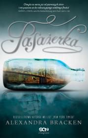 Współczesna nastolatka i XVIII-wieczny pirat w szalonym wyścigu z czasem przez kontynenty i epoki. Etta Spencer, cudowne dziecko skrzypiec, pewnej nocy traci wszystko, co znała i kochała. W jednej chwili z bezpiecznego Nowego Jorku zostaje przeniesiona do miejsca oddalonego o wiele mil i… lat. Trafia do 1776 roku, a jej los zależy od Nicholasa Cartera, młodego korsarza związanego kontraktem z potężną rodziną Ironwoodów. Jedynie Etta może odzyskać pewien tajemniczy przedmiot o niewysłowionej wartości. Jeśli jej się powiedzie, zostanie odesłana do XXI wieku. Ona i Nicholas wyruszają w niebezpieczną podróż po egzotycznych miejscach i w poprzek czasu. Im bardziej zbliżają się do prawdy, tym większego tempa nabiera śmiertelna gra Ironwoodów. Etcie grozi nie tylko rozłąka z Nicholasem, ale i zamknięcie drogi powrotnej do domu… na zawsze. *** Chwyta za serce już od pierwszych stron i nie puszcza aż do nokautującego wielkiego finału! - Sarah J. Maas, autorka bestsellerowej serii Dwór cierni i róż Pasażerka to wyśmienita powieść przygodowa i romans. - „New York Times” Fanki Obcej zobaczą w Etcie sporo z Claire. Nie mogę się doczekać podróży przez kolejny tom. - Victoria Aveyard, autorka bestsellerowej serii Czerwona królowa Alexandra Bracken wie, jak tworzyć dobre historie. Nie dziwię się więc, dlaczego Pasażerka wywołała takie poruszenie na amerykańskim BookTubie.