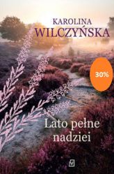 Książka wydana w serii Wielkie Litery – w specjalnym formacie z dużą czcionką dla seniorów i osób słabowidzących.
Diana wierzy, że wśród lasów, z dala od miasta, znalazła swoje miejsce na ziemi. Cały swój czas dzieli między pracę a remont domu. Wytchnienia szuka przy kole garncarskim. Nadając płynnej glinie zupełnie nowy, piękny kształt, stara się zapomnieć o problemach.
Ale nowe miejsce niesie ze sobą także niespodziewane wyzwania. Diana próbuje zdobyć zaufanie miejscowych. Czuje jednak, że ktoś śledzi każdy jej ruch. Kim jest starsza nieznajoma z siwym warkoczem? I dlaczego mała dziewczynka nieustannie przychodzi do domu nowej mieszkanki wsi?