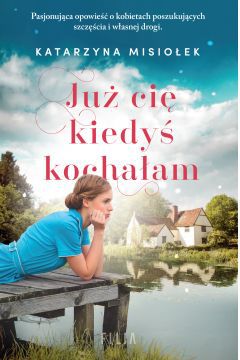 Czy istnieje jeden uniwersalny przepis na szczęśliwe życie? Wielu z nas zadaje sobie to pytanie, zmagając się z presją otoczenia i chęcią spełnienia oczekiwań innych. Sięgnij po książkę pod tytułem Już cię kiedyś kochałam, którą napisała Katarzyna Misiołek i przekonaj się, czy warto czasem podążać za głosem serca, a nie rozsądku!

Dominika postanowiła odciąć się od problemów i wyjechać w rodzinne strony zaraz po tym, jak rozstała się ze swoim partnerem. Wieści o tym, że kobieta jest singielką, zdecydowanie nie przypadają do gustu jej matce, która uważa, że trzydziestosześciolatka powinna już dawno założyć rodzinę i spełniać się w roli żony i matki. Dominika jest tym zniechęcona i przytłoczona. Ma też dość kolejnych nieudanych randek. Wszystko jednak zmienia się, gdy na jej drodze ponownie staje pierwsza miłość kobiety - Konrad. Czy to właśnie na Kaszubach odnajdzie swoje szczęście?