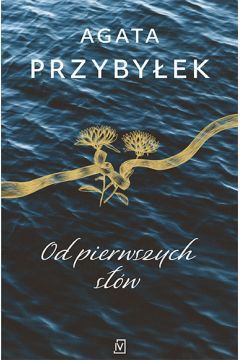 Sięgnij po książkę Od pierwszych słów autorstwa Agaty Przybyłek i już od pierwszych zdań odkrywaj prawdę, a także śledź relację, która zawiązuje się pomiędzy głównymi bohaterami!

Historie pisane życiem i przepełnione emocjami - z tego znana jest Agata Przybyłek. Tak jest i w tym przypadku. Od pierwszych słów to opowieść, która toczy się nad morzem, nie brakuje w niej pięknych i refleksyjnych opisów natury. Natomiast nie to jest najważniejsze! Priorytetem jest rozwiązanie zagadki kryminalnej - dlaczego kobiety znikają przy drodze w lesie? Z Warszawy przyjeżdża Rafał - znany detektyw, który odpowiedzialny jest za tę sprawę. Przy okazji poznaje główną bohaterkę Amelię, z którą wchodzi w ciekawą relację. Jak się rozwinie? Dowiedz się, czytając książkę Przybyłek!