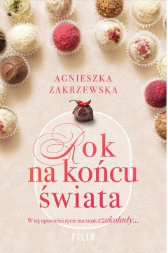 Rok na końcu świata Agnieszki Zakrzewskiej to urocza powieść o wielkich zmianach w życiu, które mogą prowadzić do szczęścia, nawet jeśli na początku nic na to nie wskazuje. Słodka jak czekolada historia porwie czytelników do niewielkiego miasteczka, w którym wszystko będzie miało swój nowy początek.

Nina właśnie rozstała się z miłością swojego życia, a poukładana do tej pory przyszłość posypała się w jednym momencie. Kobieta szuka swojego miejsca na ziemi, pracując w księgarni, która jest na skraju bankructwa. Gorączkowe myśli na temat tego, jak wyjść z opresji, przerywa niespodziewana wiadomość. Ciotka, o której istnieniu nie miała zielonego pojęcia, przepisuje jej w spadku uroczy sklep z czekoladkami w centrum równie uroczego miasteczka. Zapis w testamencie ma tylko jeden warunek, a mianowicie, że Nina sprzeda sklepik najwcześniej po upływie roku. Czy jednak kiedykolwiek do tego dojdzie?