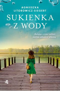 Odkryj dramatyczne losy i sekrety skrywane przez mieszkańców malowniczego miasteczka. Książka Sukienka z wody zabierze Cię w fascynującą podróż, w której nie zabraknie zdrady, miłości i sentymentalnego powrotu do przeszłości.

Edyta miała wypadek podczas rejsu żaglówką, a teraz leży w szpitalu pogrążona w śpiączce. Feralne wydarzenie sprawiło, że ambitna pisarka nie zdąży oddać książki, która miała szansę stać się prawdziwym bestsellerem.

Alina jest jej przyjaciółką i właśnie wybiera się w odwiedziny do szpitala. Nie spodziewa się, że będzie to początek niezwykłej historii. Mąż Edyty wpadł na pozornie genialny pomysł. Alina jest profilerką i z łatwością powinna dopasować postacie z niedokończonej książki do rzeczywistych osób! A wtedy połączą siły ze znajomą i dokończą powieść przed terminem, aby oddać ją wydawcy.