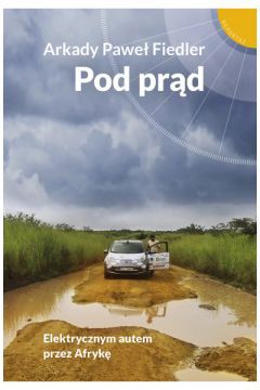 Arkady Paweł Fiedler, wnuk jednego z najsłynniejszych polskich podróżników, lubi zaskakiwać. Po spektakularnych wyprawach Maluchem przez Afrykę i Azję, osiągnął kolejny, równie ryzykowny cel. Jako pierwszy człowiek na świecie przejechał Afrykę, z południa na północ, samochodem elektrycznym. Pokonał ponad 15 tysięcy kilometrów, odwiedzając 14 państw, m.in. Angolę, Nigerię, Kongo, Senegal, Mauretanię. W poszukiwaniu źródeł prądu, które przypominało niekiedy szukanie wody na pustyni, przemierzył bezkresne pustkowia, szutrowe drogi pośród buszu, tradycyjne wioski i pogrążone w chaosie wielkie miasta. Był bacznym obserwatorem nie tylko bujnej afrykańskiej przyrody, lecz także życia mieszkańców, z którymi rozmawiał o ich problemach i zagrożeniach związanych z wewnętrznymi konfliktami.