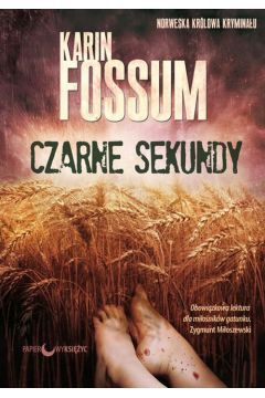 Czarne sekundy to kolejny na polskim rynku i długo wyczekiwany tom przygód inspektora Sejera, autorstwa Karin Fossum, jednej z najpopularniejszych autorek kryminałów na świecie, nazywanej norweską królową zbrodni.
Seria o przygodach inspektora Sejera wydawana jest w kilkunastu krajach i od lat uznawana za jedną z najciekawszych serii kryminalnych.
To pozycja obowiązkowa dla wszystkich miłośników kryminału. Nie tylko skandynawskiego.
Ida Joner jedzie swoim nowiutkim rowerem kupić słodycze. Sympatyczna, szczęśliwa dziewczynka niedługo będzie świętować dziesiąte urodziny.
Kiedy jej powrót do domu opóźnia się o ponad pół godziny, jej matka zaczyna się niepokoić. Dzwoni do przyjaciół córki i do sklepu, ale małej Idy nikt nie widział. Rodzina zawiadamia policję i wyrusza na poszukiwania zaginionego dziecka. Najgorszy koszmar matki właśnie staje się rzeczywistością.
Setki ochotników przeczesują o