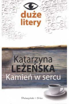 Co jeszcze może przytrafić się facetowi przed czterdziestką, któ,ry właśnie rozwodzi się z żoną domagającą się specjalnych alimentó,w dla... swoich kotó,w? Czy coś jeszcze czeka dziewczynę w gorszej połowie trzydziestki, któ,ra pogodziła się już z kłamstwami byłego męża i z samotnym macierzyństwem? Zjazd absolwentó,w liceum zmieni w życiu Daszy i Marcina więcej, niżby się spodziewali. Odnaleziona na nowo miłość da im nie tylko nadzieję na szczęście, ale także siłę, by wspó,lnie walczyć z czymś znacznie trudniejszym niż zawiść &bdquo,życzliwych&rdquo,: ciężką chorobą Poli, có,rki Daszy. I by zaakceptować to, czego zmienić się nie da. Dramatyzm wydarzeń, a także starannie odtworzone realia, celne obserwacje obyczajowe, znakomicie nakreślone sylwetki bohateró,w sprawiają, że ,Kamień w sercu, to poruszająca, choć niepozbawiona humoru opowieść o spó,źnionej miłości, o sile potrzebnej, by odeprzeć nieoczekiwane ciosy, a przede wszystkim o odwadze, by kochać.