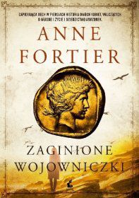 Pracująca w Oxfordzie młoda uczona, Diana Morgan, specjalizuje się w językach starożytnych. Od dzieciństwa fascynuje się mitologią grecką, a w szczególności, za sprawą babki, tematem starożytnych wojowniczek – Amazonek. Ekscentryczna babka Diany, nim pewnego dnia zniknęła bez śladu, opowiadała wnuczce, że sama jest jedną z nich. Współpracownicy Diany z politowaniem kręcą głową nad jej obsesją. Pewnego dnia jednak tajemnicza fundacja składa jej propozycję nie do odrzucenia. Diana udaje się do Afryki Północnej i dołącza do poszukiwacza skarbów Nicka Barrana. Na ścianie świątyni ukrytej dotąd pod piaskami pustyni odkrywa imię pierwszej królowej Amazonek, Myriny. Kierując się wskazówkami z inskrypcji, Diana i Nick ruszają na poszukiwania legendarnego skarbu, który Amazonki wywiozły z oblężonej Troi. Diana nie domyśla się, jakiej natury jest ów skarb, wie natomiast, że Nick realizuje swój własny plan. Nie mogąc zaufać nikomu i nieustannie czując czyjś oddech na plecach, Diana zbliża się do odkrycia prawdy, która zmieni jej świat. Zaginione wojowniczki przenoszą nas z Anglii do Afryki Północnej, do Grecji i Turcji, ze starożytności do współczesności – to zapierająca dech w piersiach, oszałamiająca podróż dwóch kobiet na równoległych wyprawach, Diany Morgan i Myriny. Nieustraszone bohaterki walczą o życie, lecz także o to, by dziedzictwo Amazonek nie przepadło na wieki.