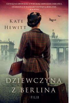 Rządy hitlerowców widziane oczami Niemców - w literaturze niezbyt często spotykamy takie spojrzenie. Z reguły oglądamy koszmar tych czasów przez pryzmat ofiar i z ich perspektywy oceniamy świat zbudowany przez nazistów. Inaczej jest w książce Dziewczyna z Berlina Kate Hewitt. Autorka przenosi czytelnika do stolicy Rzeszy lat trzydziestych i pozwala mu przyjrzeć się zaprowadzonym przez hitlerowców porządkom oczami młodej Niemki.

Dziewczyna z Berlina to książka, której akcja toczy się na dwóch płaszczyznach czasowych: w przedwojennym Berlinie rządzonym przez nazistów oraz w powojennym Frankfurcie, do którego w poszukiwaniu prominentnych nazistowskich zbrodniarzy przybywa młody Amerykanin. Powieść jest historią niemieckiej dziewczyny, która - obserwując otaczającą ją i jej rodzinę rzeczywistość - zaczyna nabierać wątpliwości co do sensu nowych porządków politycznych. Poczucie to wzmacnia przypadkowe spotkanie z córką żydowskiej gosposi.