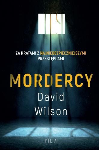 ZA KRATAMI Z NAJNIEBEZPIECZNIEJSZYMI PRZESTĘPCAMI Profesor David Wilson spędził swoje życie zawodowe na pracy z najniebezpieczniejszymi przestępcami i mordercami. W wieku dwudziestu dziewięciu lat został najmłodszym w historii brytyjskim dyrektorem więzienia. Od tej pory spędzał czas z najgroźniejszymi bestiami w ludzkiej skórze. Prowadził przesłuchania, ale także rozmowy nad filiżanką herbaty lub czegoś mocniejszego, patrząc mordercom w oczy i mówiąc, że są psychopatami. Z niektórymi z nich zawiązał coś na kształt przyjaźni, inni chętnie by go zabili. To historia naczelnika więzienia, eksperta i profesora kryminologii, która jest fascynującym studium zła i nieprzeniknionej ludzkiej natury. David Wilson jest jednym z najsłynniejszych brytyjskich kryminologów