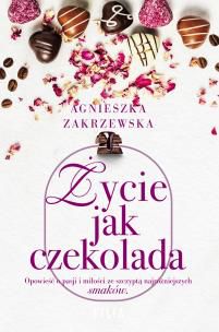 W tej opowieści życie ma smak czekolady Nad Malinową Bombonierką zawisły czarne chmury. Pasierb ciotki Emilii nie cofnie się przed niczym, żeby odebrać Ninie należne jej dziedzictwo. Zdesperowana dziewczyna, szukając ratunku, czyta stare zapiski swojej ciotki i poznaje fascynującą historię jej życia. Młoda Emilia Dobrzycka, zmuszona przez apodyktyczną matkę do wstąpienia do zakonu, musi zrezygnować z beztroskich marzeń o studiach. Kiedy przełożona wysyła ją na postulat do Szwajcarii, trafia do małej manufaktury pralinek. Siostry uczą ją tajników produkcji najlepszej na świecie czekolady i dzięki temu Emilia zyskuje nowy cel w życiu. Jak zakończy się batalia Niny o chocolatierkę i jaki wpływ będą na nią miały sekrety z przeszłości ciotki? Czy bracia Jeurissenowie o romantycznie brzmiących imionach - Romeo i Valentijn - okażą jej wsparcie czy wręcz przeciwnie? Dowiecie się tego z urokliwej opowieści, która udowadnia, że życie jest jak czekolada - czasem słodkie, niekiedy gorzkie, a momentami twarde jak orzechy wypełniające jej aksamitne wnętrze