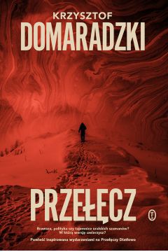 Przełęcz to emocjonujący i trzymający w napięciu thriller autorstwa Krzysztofa Domaradzkiego. Jakie wydarzenia rozegrały się w górach Uralu Północnego?

Rok 1959. Zespół wykwalifikowanych wspinaczy z ZSRR wyrusza na ekspedycję na wschodnie zbocze góry Chołatczahl. Dziewięcioro podróżników wychodzi z bazy, jednak żaden z nich do niej nie wraca. Ostatecznie nie udaje się wyjaśnić przyczyn tajemniczej tragedii, o której powstają liczne legendy i teorie spiskowe. Sześćdziesiąt lat później do prywatnej detektyw Żenii Kowalczuk i prawniczki Anny Gamowej zgłasza się polityk, który zleca im odnalezienie winnych odpowiedzialnych za śmierć wspinaczy.

Odkrycie prawdy nie będzie łatwym zadaniem dla kobiet, gdyż osoby ukrywające informacje o tragedii zrobią wszystko, by pozostały one tajne. Jak potoczą się losy bohaterek? Czy uda im się odszukać sprawców wypadku w górach Uralu Północnego?