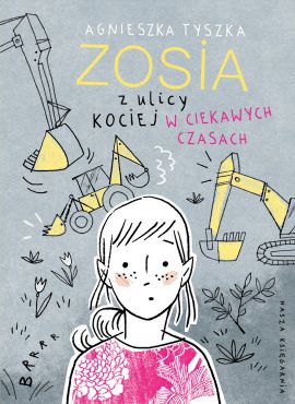 Cześć! To znowu ja – Zosia z ulicy Kociej. Nie ukrywam, że częściej niż po tajny zeszyt sięgam teraz po telefon komórkowy, w którym można znaleźć ciekawe esemesy…  Na drugim miejscu jest nasze klasowe forum Dziewczyny z VIB. Tak, tak! Już z szóstej! I dopiero na NAJSZARSZYM końcu – jak mówi Mania – znajduje się mój poczciwy zeszyt. Pewnie jesteście ciekawi, co u mnie słychać… Kiedy powiem wam, że jest dokładnie tak, jak powinno być po wakacjach – od razu domyślicie się, w czym rzecz!