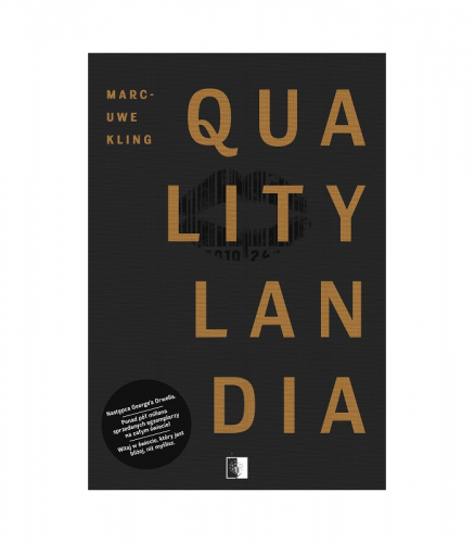 Witajcie w QualityLandii – najlepszym kraju na świecie. Tutaj specjalny system określi predyspozycje zawodowe każdego członka społeczności. Automatyczny serwis dobierania w pary wskaże odpowiednich partnerów, a nawet pomoże podczas rozstania z ukochanym lub ukochaną, jeżeli idealny kandydat nie okaże się wystarczająco idealny. Ponadto niezawodny algorytm największego sklepu wysyłkowego na świecie – TheShop – będzie dokładnie wiedział, czego potrzebujesz, i to jeszcze zanim o tym pomyślisz. Mało tego, dostarczy ten produkt pod twoje drzwi, nim złożysz zamówienie.

W QualityCity mieszka Piotr Bezrobotny, złomiarz zajmujący się utylizacją wszelkiego typu maszyn, które z jakiegoś powodu nie działają zgodnie z oczekiwaniami (jakiekolwiek naprawy w mieście są surowo zabronione). Piotr jednak nie wywiązuje się ze swoich obowiązków, w wyniku czego wiele urządzeń wiedzie w jego piwnicy nowe życie. Pewnego dnia Piotr niespodziewanie otrzymuje ze sklepu TheShop produkt, którego nie tylko nie zamawiał, ale który – jego zdaniem – jest mu całkowicie zbędny. Decyduje się go zwrócić, chociaż tym samym podejmuje ogromne ryzyko. Jeżeli bowiem to zrobi, udowodni, że idealny algorytm wcale nie jest doskonały – a to może podkopać fundament, na którym opiera się idea QualityLandii.