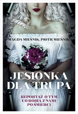 Przejmujący reportaż o tym, jak umieramy i co się dzieje z ciałem człowieka po śmierci
Justyna odliczała dni do ślubu. 11 dni do jej wymarzonego ślubu. Nie doczekała go w prowadzone przez nią auto uderzył TIR. Dziewczyna zginęła na miejscu. Jej rodzina i narzeczony postanowili, że podczas ostatniej podróży Justyna będzie wyglądać tak, jak sobie wymarzyła: w sukni zamówionej z Hiszpanii i w ślubnym makijażu. To duże wyzwanie i ciężka praca dla tanatoplastyka, bo ciało dziewczyny jest zniszczone. Trzeba zrekonstruować połowę twarzy, zanim będzie można przygotować pośmiertny makijaż. To wielogodzinny, kosztowny, skomplikowany zabieg.
Zaraz po tym, jak założy fartuch, rękawiczki, kalosze i maseczkę, Anna powtarza sobie jak mantrę słowa: Może nie dziś, byle nie dziś. To jej zaklęcie, by jej pacjentem nie było dziecko. Anna pracuje jako laborant sekcyjny, najgorzej znosi sekcje dzieci.
Marek pracuje w firmie sprzątającej zwłoki od dwóch lat, mówi, że najgorzej jest z samobójcami, tymi którzy giną od postrzału. Wtedy na miejscu zgonu jest najwięcej pracy. Fragmenty kości, krew, mózg są rozsiane w promieniu kilku metrów, pokrywają meble, ściany, sufit. Czasem mieszkania samobójców trzeba sprzedać, bo śladów nie da się usunąć.