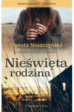 Czy można nauczyć się miłości?

Przewrotna opowieść o rodzinie tak typowej, że aż innej …

Aga przyszła na świat w domu, w którym dość swobodnie podchodzono do kwestii wierności małżeńskiej. W miejsce ogólnie przyjętych norm moralnych z pokolenia na pokolenie wykształciły się całkiem odmienne od nich reguły i zwyczaje. W tak urządzonym przez dorosłych świecie dziecko od początku nie ma łatwego życia. Zagubiona w tym irracjonalnym świecie sama musi odkrywać podstawowe prawdy o życiu, doświadczając wielu porażek i bolesnych doświadczeń. Ale kiedy zaczynają się naprawdę duże problemy, rodzina musi zdać poważny życiowy test. Czy wykorzysta szansę na wielką zmianę i odczarowanie słów, które nie miały znaczenia?