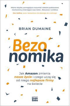 Bezonomika to gruntowna analiza przyczyn sukcesu i strategii Jeffa Bezosa, twórcy i właściciela Amazona.

Jeff Bezos, najbogatszy człowiek świata, jest tym, kim przed laty byli Henry Ford, Sam Walton i Steve Jobs. Twórca i założyciel Amazona zbudował globalne przedsiębiorstwo, największą w chwili obecnej machinę do robienia pieniędzy. Największą, dodajmy, w dziejach ludzkości!

Jak wielki jest obecnie zasięg Amazona, uświadomimy sobie, spoglądając na statystyki. Już teraz przeciętne amerykańskie gospodarstwo domowe wydaje 2% swoich dochodów na produkty ekspediowane błyskawicznie z magazynów rozsianych na powierzchni całego globu. A przecież Amazon to nie tylko zakupy. To także cała gama rozmaitych usług dodatkowych. Obsesyjna dbałość o klienta, nieustanna innowacyjność, myślenie perspektywiczne i wykorzystywanie w coraz szerszym zakresie sztucznej inteligencji to podstawy modelu biznesowego Amazona. Modelu, który Brian Dumaine, autor tej książki, nazywa bezonomiką.

Spójrzmy jeszcze raz na statystyki. Badania przeprowadzone przez agencję Max Borges na próbie 1108 osób w wieku 18-34 lat, które w ostatnim roku kupiły na Amazonie nowoczesne produkty elektroniczne, pokazują coś niezwykłego. 44% respondentów wolałoby raczej zrezygnować na jakiś czas z seksu niż z usług Amazona. Jeśli zaś dać badanym do wyboru alkohol i zakupy od Jeffa Bezosa, z alkoholu zrezygnowałoby aż 77% ankietowanych.

W Bezonomice Brian Dumaine analizuje szczegółowo gigantyczny sukces strategii Jeffa Bezosa. Opiera się przy tym na licznych badaniach i wywiadach przeprowadzonych ze 150 osobami z Amazona i spoza firmy. Ukazuje przy tym działalność Bezosa z szerokiej, społeczno-ekonomicznej, a nawet kulturowej perspektywy. W Polsce zasięg Amazona nie jest jeszcze tak duży, jak na Zachodzie. W naszym kraju mamy do czynienia raczej z jego zapleczem magazynowym, co zresztą jest sprawą niezwykle kontrowersyjną.