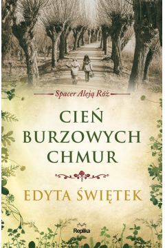 Cień burzowych chmur” to pierwszy tom pięcioczęściowej sagi Spacer Aleją Róż, traktującej o losach rodziny Szymczaków.

To epicka opowieść mocno osadzona na płaszczyźnie społeczno-obyczajowej. Fikcja literacka przeplata się z autentycznymi zdarzeniami, a postaci wykreowane przez pisarkę ocierają się o osoby, które dzisiaj spoglądają na nas z kart książek historycznych.

Autorka poczytnych powieści w brawurowy sposób serwuje osadzoną w realiach wczesnego PRL-u historię rodzinną ze zbrodnią i zemstą w tle.

Jest rok 1949.

W małopolskiej wsi Pawlice zamieszkują zamożni gospodarze, którzy od dawna byli solą w oku najpierw okolicznego ziemiaństwa – Pawłowskich, a po II wojnie światowej przedstawicieli nowej władzy. Pomiędzy głową rodziny, Bronisławem, a Bartłomiejem Marczykiem, bratem wysoko postawionego funkcjonariusza UB, dochodzi do konfliktu. Marczyk poprzysięga zemstę. Na skutek reformy rolnej Szymczakowie tracą gospodarstwo będące owocem pracy kilku pokoleń. We wsi zostaje utworzona spółdzielnia rolnicza, której zarząd obejmuje Bartek. Mężczyzna zaprowadza własne porządki, uprzykrzając życie ograbionej z majątku rodzinie. Z braku perspektyw Bronek postanawia szukać szczęścia w świecie. Porzuca dotychczasowe życie rolnika i podejmuje pracę przy budowie Nowej Huty. Po pewnym czasie dołącza do niego młodsza siostra Julia, uciekająca przed nienawiścią Marczyka.