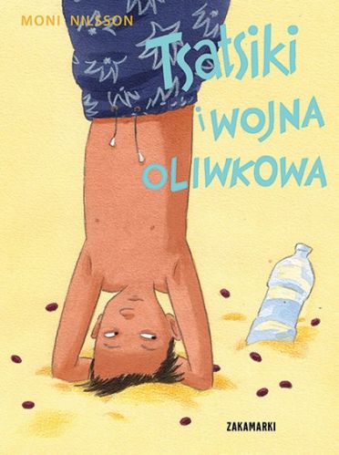 Po piątej klasie przychodzi czas na kolejne wakacje Tsatsikiego w Grecji u Taty Poławiacza Ośmiornic. Tym razem w Agios Ammos jest jednak zupełnie inaczej. Tata nie ma dla Tsatsikiego czasu, bo próbuje sprzedać gaj oliwny i hotel. Podobnie jak wielu innych mieszkańców wioski tonie w długach. Na szczęście Tsatsiki zaprzyjaźnia się z Alvą, dzięki której przestaje się nudzić. Wspólnie obmyślają plan uratowania wioski. Jeśli im się nie uda, drzewa oliwne zostaną ścięte, a na ich miejscu powstanie pole golfowe…