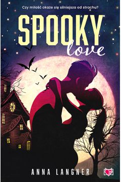 Spooky love” to polski romans idealny na Halloween! Miłosna historia z dreszczykiem – czy to nie brzmi ekscytująco?

Lidce trudno było uwierzyć, że wspaniały, stary dom przy ulicy Klonowej miał stać się jej miejscem na ziemi. Teraz nigdy już się tak nie stanie. Jej narzeczony kupił go i remontował w tajemnicy przed nią, aby mogli zamieszkać w nim razem po ślubie, jednak nieoczekiwanie zmarł, a jego niedoszła żona dowiedziała się o nieruchomości dopiero podczas odczytywania testamentu. Z jakiegoś powodu mężczyzna przepisał jej tylko połowę domu – druga przypadła w udziale jego bratu, Sebastianowi. Problem w tym, że Lidia i Sebastian szczerze się nie znoszą i nie wyobrażają sobie, że mogliby być współwłaścicielami domu, a co dopiero… współlokatorami.