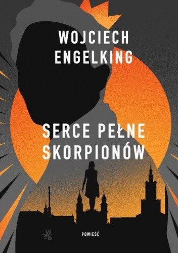 Serce pełne skorpionów” to powieść o pierwszej miłości, piłce nożnej, Warszawie i politycznym spisku. Wszystko to w scenerii lat sześćdziesiątych. Główny bohater, Jacek, licealista z dobrego domu, zostaje uwiedziony przez koleżankę ze szkoły o imieniu Nina. Nie ma pojęcia, że ów romans jest częścią sowieckiego spisku, który ma doprowadzić do zmiany polskiego Ministra Spraw Wewnętrznych.