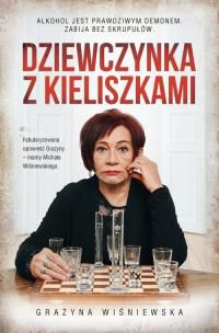 Alkohol jest prawdziwym demonem. Zabija bez skrupułów. „Dziewczynka z kieliszkami” jest fabularyzowaną opowieścią Grażyny - mamy Michała Wiśniewskiego, popularnego piosenkarza, w której podejmuje się próby wytłumaczenia siebie przed synem za zło, które mu zadała, za trudne dzieciństwo, które mu zafundowała. Odsłania swoją słabość, pokazuje uwarunkowania zewnętrzne, biedę, złe towarzystwo, ale też uczciwie wyznaje, że wstydzi się wielu decyzji, które podjęła. W tle Polska peerelowska, przesycona szarością, bylejakością, brakiem perspektyw, jakiegokolwiek lśnienia radości życia.