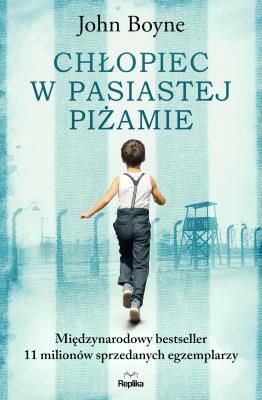 Światowy bestseller. Miliony sprzedanych egzemplarzy! Wyróżniony prestiżowymi nagrodami. Zekranizowany w 2008 roku. Wstrząsająca historia pięknej przyjaźni na przekór złu szalejącej wojny. Dwóch chłopców i dwa światy... Obaj urodzili się w tym samym dniu, miesiącu i roku, ale los traktował ich do pewnego czasu zupełnie inaczej. Bruno, syn komendanta obozu koncentracyjnego, żyje podczas wojny, prawie w ogóle jej nie doświadczając, nie mając świadomości, że ona trwa tuż obok, pochłania ofiary. Szmul, syn żydowskiego zegarmistrza, zna wojnę od tej najgorszej, najbardziej nieludzkiej strony. To ona odebrała mu spokojne dzieciństwo, bezpieczeństwo, przyszłość oraz członków rodziny. Spotkanie chłopców ma wymiar symboliczny. Odbywa się na granicy dwóch światów. Okazuje się, że przekroczenie jednego z nich powoduje, że stają się równi, ale na pewno nie szczęśliwsi. A może jednak...? W sprzedaży dostępna także kontynuacja „Chłopca w pasiastej piżamie” – powieść „Córka komendanta”!