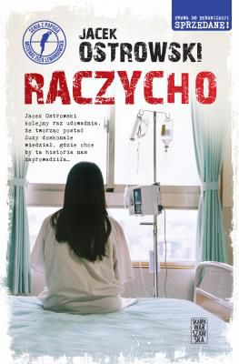 Najnowszy tom przygód rezolutnej Zuzy Lewandowskiej!

Tym razem przed Zuzą wielkie wyzwania nie tylko w życiu zawodowym, ale także prywatnym. Sprawa tajemniczych zaginięć dzieci sekretarza partii przeplata się z wiadomością o stanie zdrowia Zuzy.

Jak bowiem odmówić sobie palenia ekstra mocnych bez filtra i popijania stocka, gdy organizm atakuje nowotwór kości?

Raczycho powoduje w życiu Zuzy prawdziwe trzęsienie ziemi. Kobieta spieszy się, żeby zdążyć zamknąć najważniejsze sprawy. Rozwiązując zagadki kryminalne jednocześnie zmaga się z postępującą chorobą i przygotowuje się na odejście, bo wie, że nie ma lekarstwa...

Jacek Ostrowski kolejny raz udowadnia, że tworząc postać Zuzy doskonale wiedział, gdzie chce by ta historia nas zaprowadziła...