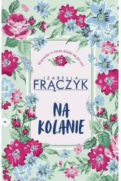 Na kolanie to zbiór felietonów autorstwa Izabelli Frączyk, które są efektem czujnej i wnikliwej obserwacji otaczającej nas rzeczywistości, a także umiejętności patrzenia na nią z dystansem i sporym przymrużeniem oka.

Życie autorki obfituje w fascynujące przygody. Jednak do przeżywania takich wydarzeń nie potrzeba dalekich wyjazdów czy spotkań ze znanymi osobami. Dla niej nawet czynność wyrzucania śmieci to okazja do zaobserwowania jakiejś sytuacji, której nikt na świecie jeszcze nie widział.