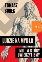 Czy naziści przerabiali ludzi na mydło?

10 maja 1945 roku. Zofia Nałkowska jedzie przez zniszczoną Warszawę. Trzyma w dłoniach depeszę agencji prasowej, w której korespondent donosi o odkryciu w Gdańsku fabryki mydła z ludzkiego tłuszczu. Wraz z innymi członkami komisji, która ma zbadać niemieckie zbrodnie, zmierza na lotnisko i wsiada do samolotu. Leci na Pomorze, by wyjaśnić, co tak naprawdę się wydarzyło.

Pisarka jest wstrząśnięta tym, co zastaje w instytucie anatomicznym profesora Rudolfa Spannera. Po powrocie do stolicy pisze Medaliony. Zbiór opowiadań porusza serca milionów Polaków. Po jego lekturze wszyscy już dobrze wiedzą, że Niemcy podczas wojny przerabiali ludzi na mydło.