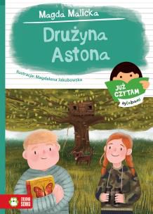 Drużyna Astona ma swoją tajną siedzibę w domku w koronie dębu. Kiedy kryjówka drużyny zostaje odkryta, Karola i Miłosz muszą stawić czoła bardzo trudnym i przykrym wydarzeniom, a ich domek zostaje zniszczony. Kim jest tajemniczy tytułowy Aston? Czy pomoże im odnaleźć sprawców zniszczenia ich bazy? Aston ma w końcu niezłego nosa! O serii „Już czytam sylabami”: Ułatw swojemu dziecku początek przygody z literaturą! Seria „Już czytam sylabami” to idealna lektura na pierwsze, samodzielne spotkania z książką. Każdy tom zawiera cztery krótkie opowiadania, w których słowa podzielono na sylaby za pomocą wyróżnienia kolorem, a także słowniczek trudnych wyrazów i dwa zadania utrwalające zdobyte umiejętności lub wiedzę. W opowiadaniach została wykorzystana sylabowa metoda nauki czytania, która najpełniej odzwierciedla naturalny sposób kształtowania się mowy dziecka – od samogłosek, poprzez sylaby, wyrazy po zdania. Metoda ta polecana jest także dzieciom neurotypowym, mającym trudności rozwojowe oraz dzieciom wykazującym związane z ryzykiem dysleksji trudności w czytaniu i pisaniu.