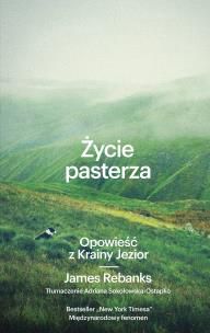 Najbardziej zaskakujące wydarzenie literackie ostatnich lat.
Bestseller New York Timesa. Międzynarodowy fenomen.
To jest moje życie. Nie chcę innego.
James Rebanks powrócił z wielkiego miasta na wieś, aby pracować na farmie, którą jego rodzina prowadzi od sześciuset lat. Z dala od zgiełku wiedzie proste życie w Krainie Jezior, gdzie ludzie od wieków hodują owce. Jego wybór stał się inspiracją dla milionów zabieganych, uzależnionych od smartfonów i poszukujących spokoju ludzi. Rebanks opowiedział im o świecie, w którym najważniejsze wartości wciąż mają sens, a relacje między mieszkańcami pozostały autentyczne, choć nie zawsze są łatwe.
Książka Rebanksa to poruszająca historia człowieka, który wbrew trendom odnalazł spełnienie w prostocie życia i pokorze wobec natury. Opowieść o związku z rodzinną tradycją, wyjątkowym regionem oraz z naturą, która wyznacza rytm życia mieszkańców.
Autor Życia pasterza szczerością i wrażliwością podbił serca milionów czytelników i zachwycił najbardziej wymagających krytyków. Książka stała się wydarzeniem literackim w Wielkiej Brytanii i USA oraz bestsellerem w Niemczech, Hiszpanii i Norwegii.
Urzekająca książka Jamesa Rebanksa () to opowieść o tradycji, znaczeniu korzeni i poczuciu przynależności w erze upływającej pod znakiem mobilności i autokreacji.