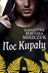 Tom drugi bestsellerowej serii Kwiat paproci! Zbliża się Noc Kupały, kiedy to ma wypełnić się przeznaczenie Gosławy. Rzecz wzniosła i niepowtarzalna. Na powodzenie tej misji liczą przecież bogowie. Jasno dali to Gosi do zrozumienia. Jednak młoda szeptucha ma obecnie inne zmartwienia. Na horyzoncie pojawiła się była żona Mieszka, Ote. Teoretycznie martwa od tysiącleci, ale… no właśnie. Czy aby na pewno taka martwa? I co z powiedzeniem „stara miłość nie rdzewieje”? Zanim uczucie między Gosią a Mieszkiem zdoła rozkwitnąć, zatruje je zazdrość. Szeptucha nawet nie wie, czemu i komu będzie musiała stawić czoło. A gdy nadejdzie Noc Kupały… nie będzie to koniec tej historii, ale dopiero jej początek.