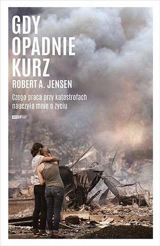 Gdy gdzieś na świecie dochodzi do katastrofy, na miejscu pojawia się Robert A. Jensen, szef Kenyon International, jedynej firmy, która zajmuje się zarządzaniem skutkami wielkich katastrof.

Pracował przy zniszczeniach po atakach na World Trade Center, zamachach bombowych na Bali, tsunami w Tajlandii, pożarze Grenfell Tower, huraganie Katrina, a także największych katastrofach samolotowych, bo abonament w jego firmie ma wykupionych ponad 75 procent wszystkich linii lotniczych na świecie.

Jensen identyfikuje ofiary, szuka schronienia dla ocalałych i odnajduje rzeczy należące do zmarłych (a czasami skarby, gdy na przykład na pokładzie samolotu, który się rozbił, znajdowały się diamenty i obraz Picassa).

W książce Gdy opadnie kurz nie tylko zdradza kulisy tego, jak stał się najlepszy w wykonywaniu najtrudniejszego zawodu na świecie, ale też otwarcie dzieli się tym, jaką cenę musi płacić za pracę na krawędzi życia i śmierci.