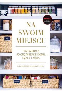 Prowadzące popularny program The Home Edit idą o krok dalej i prezentują nam uniwersalny zbiór porad w temacie organizacji przestrzeni.

Wszystko w konwencji i stylistyce znanej z ekranów telewizorów. Od tej pory rewolucje przestrzeni nie są już zarezerwowane tylko dla największych gwiazd. Każdy może wdrożyć rozwiązania Clei i Joanny dzięki temu niezawodnemu poradnikowi.

Brak miejsca w szafkach? Za dużo rzeczy? Dzięki Na swoim miejscu... w łatwy i przyjemny sposób zorganizujesz przestrzeń w swoich czterech ścianach. Poradnik pełen oryginalnych rozwiązań sprosta wymaganiom każdego, kto nie radzi sobie z zagospodarowaniem miejsca. Nie ma w tej książce przestrzeni nie do ogarnięcia. Znajdziemy tutaj rozwiązania przestrzenne zarówno dla dużych przestrzeni, takich jak garaże czy salony, jak i sposób organizacji ubrań w szafie czy dokumentów na pułkach. Dołącz do gwiazd, m.in. Evy Longorii, Khloe Kardashian, Rachel Zoe czy Kevina Harta, które już skorzystały z porad Clei i Joanny.