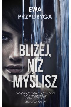 Bliżej niż myślisz to mroczny thriller psychologiczny, który czyta się jednym tchem. Była pacjentka szpitala psychiatrycznego próbuje zgłosić policji morderstwo. Nic jednak nie potwierdza jej słów.

Gdy nadchodzi jesień, pustoszeją plaże, a po ulicach Gdyni snuje się ciężka mgła, mało kto zagląda do pensjonatu Niki Werner. A jednak pewna tajemnicza kobieta postanawia wynająć u niej pokój. Gdy Nika rutynowo obserwuje podgląd z kamer monitoringu, widzi scenę, która jeży na jej ciele nawet najdrobniejsze włoski. Oto jakiś zamaskowany mężczyzna wpycha do bagażnika swojego samochodu tą tajemniczą mieszkankę jej pensjonatu.

Kobieta nie jest pewna, co właściwie widziała. Czy była właśnie świadkiem morderstwa? Trudno jej pozbierać myśli. Opary leków i alkoholu utrudniają koncentrację. Policja bagatelizuje sprawę. Funkcjonariusze uważają, że Nika, która niedawno opuściła szpital psychiatryczny, nie jest wiarygodnym świadkiem. Przeszukanie pensjonatu również nie potwierdza słów kobiety. Najwyraźniej nikt ostatnio nie wynajmował u niej pokoju... Nika postanawia wyjaśnić tę sprawę na własną rękę.