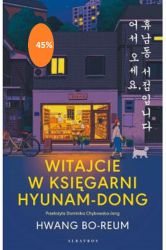 Koreański bestseller, który w ciągu zaledwie pięciu miesięcy sprzedał się w ponad 110 tysiącach egzemplarzy, a teraz podbija serca zachodnich czytelników!

Ujmująca i pełna wdzięku opowieść o szukaniu pocieszenia i akceptacji w życiu oraz o uzdrawiającej mocy książek.

Myślała tylko o jednym: „Muszę założyć księgarnię“.

Yeong-ju była wypalona – fizycznie i emocjonalnie. Choć spełniała się w życiu prywatnym i zawodowym i powinna być szczęśliwa, czuła jedynie wyczerpanie. Pewnego dnia, w przypływie odwagi, postanowiła zrealizować dawne marzenie. Przeprowadziła się do małej dzielnicy na obrzeżach Seulu i otworzyła kameralną księgarnię, Hyunam-dong.

Przez pierwszych kilka miesięcy łzy Yeong-ju tylko odstraszają odwiedzających. Ale długie godziny spędzane w księgarni dają jej czas na zastanowienie się, co powinno należeć do jej nowych obowiązków. Gdy zatrudnia Min-juna, sympatycznego baristę, również szukającego życiowej drogi, a potem zaczyna organizować spotkania autorskie, kółko czytelnicze i powoli opracowuje własną filozofię sprzedaży książek, zaczyna wreszcie czuć się swobodnie – nareszcie jest u siebie.