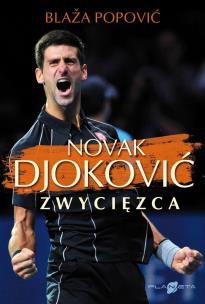 Pierwsza w Polsce biografia Novaka Djokovicia, jednego z najwybitniejszych tenisistów w historii. Niezwykle rozbudowana i dogłębna opowieść, która odkryje przed czytelnikami rozwój kariery oraz osobiste tajemnice tego wyjątkowego tenisisty. Losy Novaka Djokovicia stanowią niezwykle inspirujący przykład dla wszystkich miłośników tenisa oraz sportu w ogóle. Urodził się i wychował w targanej konfliktami i kryzysami Serbii, ale dzięki niezwykłej sile charakteru, wierze w sukces i pełnemu poświęceniu ze strony rodziny, mógł pojawić się na największych tenisowych arenach i podbić serca kibiców na całym świecie. Jakie przeszkody musiał pokonać, aby dotrzeć na szczyt? Jakie przyświecały mu wartości i przekonania? Jakimi cechami musiał się wyróżniać, aby mimo licznych przeciwności losu i własnych słabości wyrosnąć na międzynarodową gwiazdę? I jak to się stało, że mimo gigantycznej sławy pozostał tym samym zabawnym, oddanym rodzinie i ojczyźnie Nole?