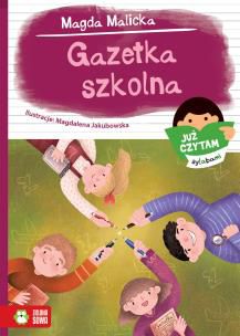 Czy pisanie do szkolnej gazetki jest trudne? Czworo przyjaciół z klasy uważa że nie Ale, gdy trzeba napisać artykuł, nie mają pojęcia skąd wziąć dobry, sensacyjny temat. Przeczytaj opowiadania i przekonaj się, kto zostanie głównym bohaterem artykułu i co z tego wyniknie.
O serii Już czytam sylabami:
Ułatw swojemu dziecku początek przygody z literaturą! Seria Już czytam sylabami to idealna lektura na pierwsze, samodzielne spotkania z książką. Każdy tom zawiera cztery krótkie opowiadania, w których słowa podzielono na sylaby za pomocą wyróżnienia kolorem, a także słowniczek trudnych wyrazów i dwa zadania utrwalające zdobyte umiejętności lub wiedzę.
W opowiadaniach została wykorzystana sylabowa metoda nauki czytania, która najpełniej odzwierciedla naturalny sposób kształtowania się mowy dziecka od samogłosek, poprzez sylaby, wyrazy po zdania. Metoda ta polecana jest także dzieciom neurotypowym, mającym trudności rozwojowe oraz dzieciom wykazującym związane z ryzykiem dysleksji trudności w czytaniu i pisaniu.