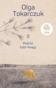 Debiutancka powieść laureatki Międzynarodowej Nagrody Bookera
Przeszło 25 lat po premierze ponownie w księgarniach
Tak swoją literacką podróż zaczynała Olga Tokarczuk
Francja, rok 1685. Król Słońce ustanawia katolicyzm jedynym legalnym wyznaniem. Grupy hugenotów przemierzają kraj, by dotrzeć na północ, gdzie mają nadzieję znaleźć nową ojczyznę.
Z okien karety banitom przygląda się grupa nietypowych podróżnych, zmierzających na południe. Porzucona przez narzeczonego kurtyzana Weronika, Markiz parający się alchemią, twardo stąpający po ziemi bogacz de Berle oraz Gauche - niemy woźnica z nieodstępującym go żółtym psem. Każde z nich opuściło Paryż z innego powodu. Ta podróż, momentami wręcz awanturnicza, może odmienić nie tylko ich losy, ale również dzieje całej ludzkości.
Oto w Pirenejach, ku którym zmierzają, w trudno dostępnym górskim wąwozie, w murach małego klasztoru od wieków ukryta jest Księga. Teraz ma szansę zaważyć na przyszłości świata. Tylko czy świat jest gotowy na to, by Księga została odnaleziona?
Młodzieńcza powieść, napisana 30 lat temu, jest prawdziwą kopalnią motywów, które Olga Tokarczuk rozwijała w swoich kolejnych utworach, zdobywając przy tym międzynarodowe uznanie i uwielbienie czytelników.
Książka wydana w serii Wielkie Litery - w specjalnym formacie z dużą czcionką dla seniorów i osób słabowidzących.