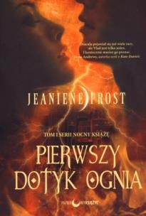 Pierwszy dotyk ognia to długo wyczekiwany pierwszy tom serii `Nocny książę`, autorstwa Jeaniene Frost, amerykańskiej mistrzyni urban fantasy. `Nocny Książę` to seria osadzona w dobrze znanym polskim czytelnikom świecie Nocnej Łowczyni, opowiadająca o Vladzie i nowej postaci - Leili. Kiedy tragiczny wypadek pokrył jej ciało bliznami i zniszczył jej marzenia, Leila nie wyobrażała sobie nawet, że najgorsze jeszcze ją czeka. Zyskała jednak przerażającą moc, która pozwala jej przewodzić elektryczność i w jednej chwili poznać najczarniejsze tajemnice każdej osoby, jakiej dotknie. Leila jest skazana na samotne życie... Lecz wtedy zostaje porwana przez nocne stwory i w potrzebie musi telepatycznie wezwać najbardziej niesławnego wampira na świecie...