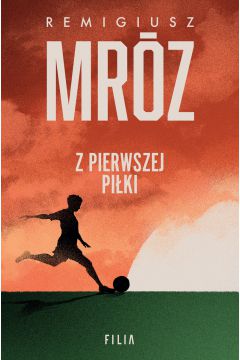 Marzenia o wielkiej karierze i sławie są niezwykle silną motywacją do działania. Wkraczając do świata sportu, trzeba wykazać się jednak dużą wytrzymałością i być gotowym na presję, która potrafi przytłoczyć. O tym, do czego może doprowadzić jeden błąd, opowiada powieść Z pierwszej piłki” autorstwa Remigiusz Mroza.

Kto by pomyślał, że opolska drużyna futbolowa znajdzie się w najwyższej klasie rozgrywkowej, przynosząc miastu rozgłos i stając się niemałą sensacją? Dobra passa trwała, a każdy kolejny wygrany mecz tylko umacniał pozycję zawodników i trenera. Wszystko zmieniło się, gdy mężczyzna wraz z piętnastoma swoimi podopiecznymi zginął w wypadku, który wzbudził rozpacz i niedowierzanie nie tylko w kibicach. Klub stracił niemal całą kadrę i swojego przewodnika, a także to, co najważniejsze - nadzieję. Nowy mentor zdecydowanie nie posiada dobrej reputacji, a przyjęci piłkarze to grupa młodych i niedoświadczonych chłopców. Spośród nich wyróżnia się ten, któremu przydzielono numer piętnaście. To on uznawany jest za czarnego konia drużyny. Niestety, popełnia błąd, który może być fatalny w skutkach. Czy uda mu się go naprawić?