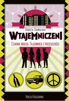 Łucja ma dość ciągłych zmian w życiu! Najpierw rozwód rodziców, później przeprowadzka do Szczecina, teraz powrót do Warszawy… Dziewczyna czuje się samotna. Może dlatego jej uwagę zwraca zamyślona kobieta na ławce. Okazuje się, że to artystka planująca happening w miejscu, w którym mieszkała jako dziewczynka. Kobieta prowadzi także prywatne śledztwo. Chodzi o tajemnicze zniknięcie jej najbliższej przyjaciółki z dzieciństwa, Moniki. Czy porwała ją czarna wołga, jak mówiono w latach siedemdziesiątych? Poszukiwania nabierają tempa, gdy Łucja w dawnym mieszkaniu Moniki odkrywa pudełko pełne zagadkowych przedmiotów…