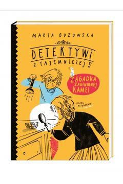 Kiedy Anka spotyka w windzie Piotrka, jego małą siostrzyczkę Jagę i oswojonego szczura Sherlocka, nic nie zapowiada popołudnia pełnego wrażeń. Gdy jednak cała czwórka odwiedza babcię Piotrka i Jagi, okazuje się, że potrzebny będzie detektyw, bo zaginęła kamea – pamiątka rodzinna, a zarazem kopia bezcennej ozdoby księżny Izabeli Czartoryskiej. Tego dnia do mieszkania babci wchodzili tylko: sąsiadka, listonosz i pan, który miał naprawić dekoder. Kto z nich zabrał kameę?„Detektywi z Tajemniczej 5” zostali wymyśleni na wyraźne życzenie dzieci Marty Guzowskiej – dotąd autorki powieści kryminalnych dla dorosłych. Seria książek o śledztwach Anki i Piotrka łączy przygodową fabułę, elementy wiedzy o historii sztuki oraz interaktywną formę, gdyż każdy tom wymaga od czytelnika logicznego myślenia i rozwiązywania zagadek.