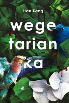 Podążanie za własną wizją i życie według własnych zasad nie zawsze jest łatwe. Spotkało to bohaterkę powieści Wegetarianka, która postanowiła dokonać przemiany. Okazało się, że przyjdzie jej przez to zmagać się z wieloma trudnościami.

Yong-hye wraz z mężem wiodą życie podobne do wielu innych par. Wszystko zmienia się, kiedy kobieta zaczyna miewać koszmary senne i jest nękana makabrycznymi wizjami. To prowadzi ją do jednej decyzji - rezygnuje z jedzenia mięsa. Tym samym wyłamuje się z norm i społecznych obyczajów, które są ściśle przestrzegane w jej kraju. To, co zrobiła, jest szokujące i niezrozumiałe dla innych.

Jej wegetarianizm staje się problemem i spotyka się ze sprzeciwem najbliższych Yong-hye, a porządek jej codziennego życia zostaje zaburzony. Metamorfoza ciała i umysłu kobiety zaprowadzi ją w nieznane rejony. Stanie się też jeszcze coś innego - rezygnacja z jedzenia mięsa jest jedynie początkiem do znacznie głębszej przemiany.