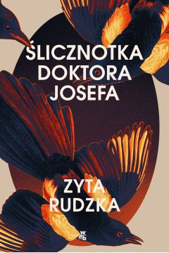 Opowieść równie fascynująca i przyciągająca, co przerażająca i zastanawiająca. Książka Ślicznotka doktora Josefa autorstwa Zyty Rudzkiej jest opowieścią o starzeniu się i zbrodniach wojennych, o bólu i dumie. Doskonale poprowadzona narracja sprawia, że na końcu czytelnik nie wie, jak powinien się czuć.

Środek lata, wszechobecny upał i dom starców. A w nim grupa starszych ludzi, która wspomina swoje lata młodości. Nie są to zwykłe opowieści, każda z osób należy bowiem do dzieci obozowych, czyli ludzi, którzy w czasie swojego dzieciństwa trafili do obozu koncentracyjnego nazistowskich Niemiec. W centrum znajduje się pani Czechna, która w wieku 12 lat została uratowana z zagłady przez tytułowego doktora Josefa Mengele. Młoda i piękna dziewczyna stała się dla niego wyzwaniem, chciał ją zniszczyć, złamać jej ducha.

Ślicznotka doktora Josefa jest intrygującą powieścią o przemijaniu, które miało nigdy nie nadejść, oraz strachu, który wciąż tkwi w ofiarach. Zmusza czytelnika do zastanowienia się, czy ich relacja z katem faktycznie była tylko rozpaczliwą próbą uratowania swojego życia, czy może była spowodowana dumą i poczuciem wyższości nad innymi więźniami.