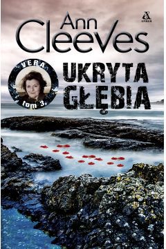 Światowy bestseller zekranizowany jako serial telewizyjny!

Seria Vera została zekranizowana z Brendą Blethyn – dwukrotnie nominowaną do Oscara laureatką Złotego Globu i Złotej Palmy – jako serial telewizyjny bijący na świecie rekordy popularności, wielokrotnie emitowany również w Polsce.

Seria Vera to powieści i filmy o niepowtarzalnym nastroju smutku, pustki i samotności. Tu strach trzyma za gardło od pierwszej chwili, a do ostatniej nie sposób odgadnąć, kto zabijał.

Małe miasteczko na wybrzeżu Northumbrii. Matka znajduje piętnastoletniego syna w wannie. Luke leży martwy w wodzie udekorowanej kwiatami... Wkrótce grupa ornitologów odkrywa na plaży ciało młodej nauczycielki Lily – w pozostawionej przez odpływ wodzie pełnej kwiatów... Morderca dusi swoje ofiary i robi ze śmierci swoiste dzieło sztuki. Dlaczego?

Stylizacja miejsc zbrodni staje się tropem dla inspektor Very Stanhope. Nie daje jej spokoju, kiedy przesłuchuje świadków, kiedy stara się wczuć w ich motywacje i psychikę.